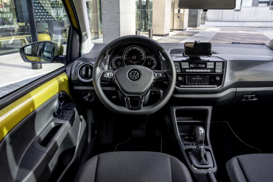 Торпедо Volkswagen e-up! (Honey Yellow) 2019 года  (WW) (фото 16 из 31)
